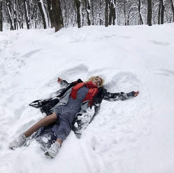 Красуня травесті-діва Монро впала в сніг і зробила "метелика" (фото). Невгамовна Монро показала свіже фото в Інстаграм.