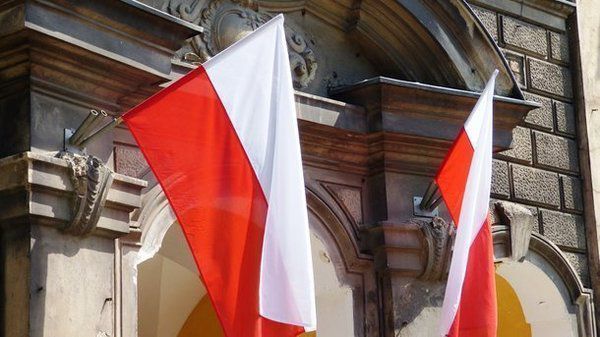 Польща запроваджує платні дозволи на роботу. Нові правила працевлаштування іноземців вступлять в силу з 1 січня 2018 року.