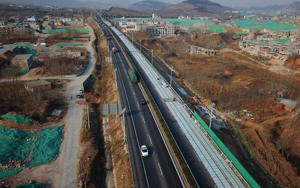 У Китаї будують дорогу майбутнього. Це треба бачити.