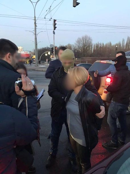 У Київській області чиновниця взяла хабар автомобілем. Жінка за хабар обіцяла допомогти з розміщенням двох кіосків.