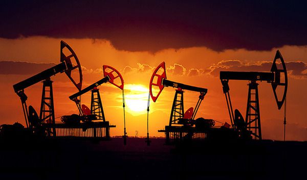 Нафта дешевшає після оновлення історичних рекордів. Ціни на нафту знижуються після зростання на новинах про вибух нафтопроводу в Лівії.