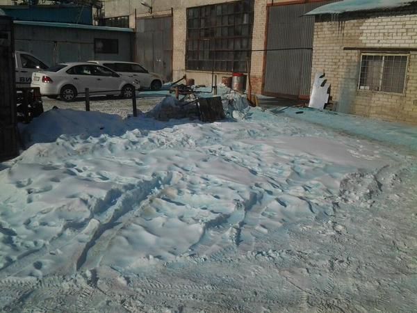 У Санкт-Петербурзі випав синій сніг. Спеціалісти департаменту Росприроднагляду Північно-Західного федерального округу (ПЗФО) взяли на експертизу проби снігу синього кольору, який випав у Санкт-Петербурзі у вівторок