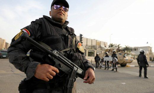 В Єгипті повісили 15 бойовиків, яких засудили за напади на Синаї. Влада Єгипту повісили 15 бойовиків, яких засудили за напади на Синаї в 2013 році, в результаті якого загинули більше 300 осіб.