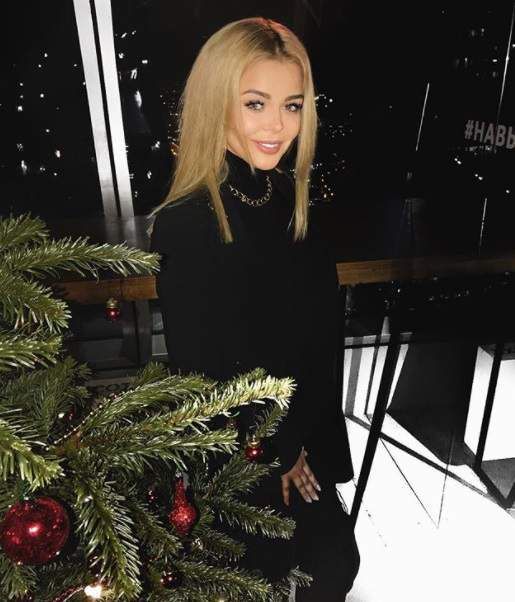 Чарівна Аліна Гросу порадувала новорічним фото. Співачка сфотографувалася біля нарядженої ялинки на корпоративній вечірці.