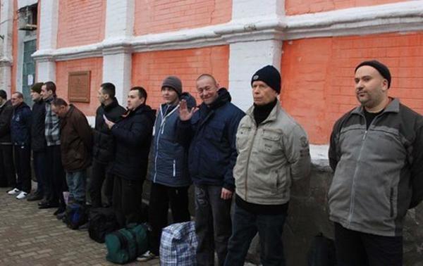 Бойовики уже звільнили 68 українських заручників. Станом на 16:10 поблизу Горлівки звільнили 68 осіб, які були в заручниках бойовиків Донбасу,