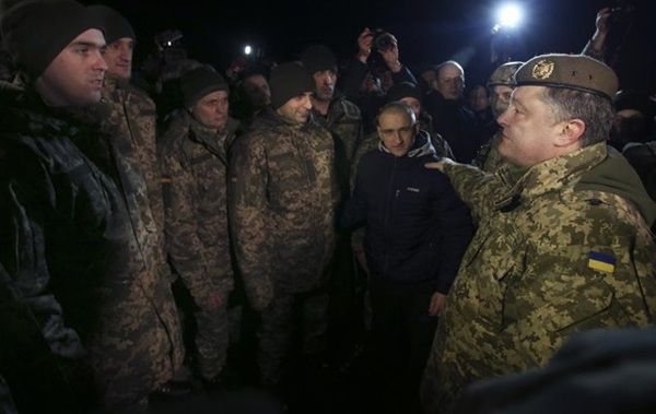 Порошенко зустрівся зі звільненими заручниками (відео). Українців розсадять по вертольотах і відправлять в Харків.