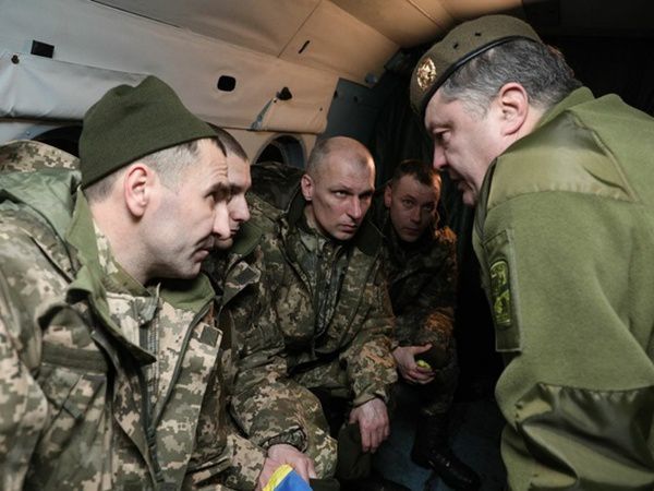  До Харкова прибули перші вертольоти з звільненими заручниками. Разом з рідними і близькими колишніх в'язнів зустрічає також президент України Петро Порошенко.
