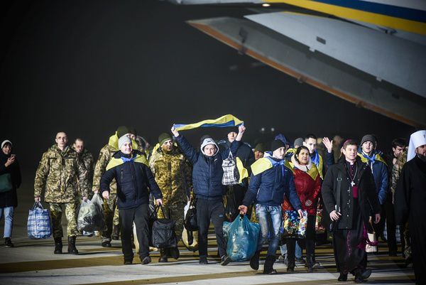 Літаки зі звільненими українцями приземлилися в "Борисполі" (фото). Першим близько 00.20 приземлився Іл-76.