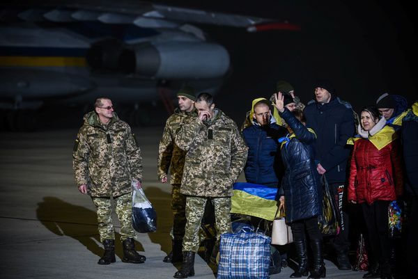 Літаки зі звільненими українцями приземлилися в "Борисполі" (фото). Першим близько 00.20 приземлився Іл-76.