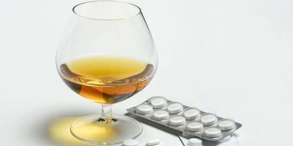 Експерти розповіли, чи можна запивати ліки алкоголем. Що станеться, якщо поєднати прийом лікарського засобу і алкоголю?
