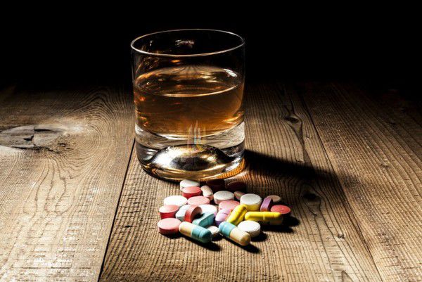 Експерти розповіли, чи можна запивати ліки алкоголем. Що станеться, якщо поєднати прийом лікарського засобу і алкоголю?