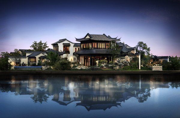Ось так виглядає найдорожчий будинок у Китаї (Фото). Будинок-рекордсмен оточений озером і займає площу 673 га.