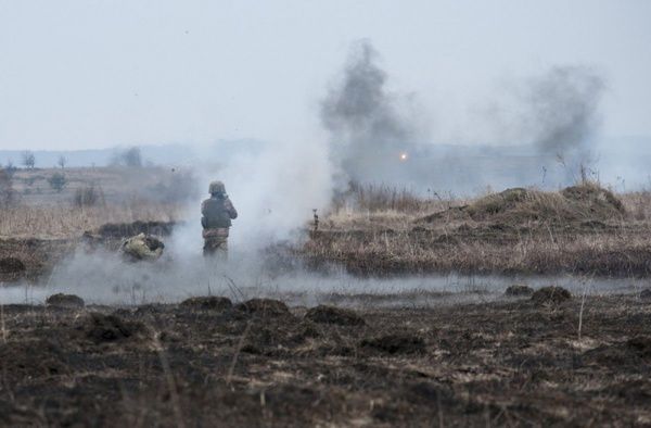 За минулу добу в зоні АТО 6 обстрілів, поранено 2 бійців ЗСУ. Усі порушення режиму перемир'я відбулися на Донецькому напрямку.