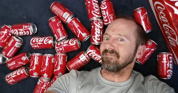 Цей чоловік щодня випивав 10 банок Coca-Cola, і ось що сталося. 50-річний американець вирішив на своєму прикладі показати, який вплив на організм має популярна Coca-Cola.