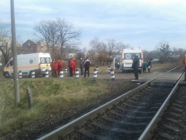 Під Львовом поїзд протаранив машину "швидкої". В аварії постраждали троє.