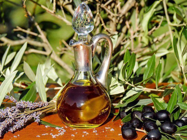 Як вибрати правильно оливкову олію для здорового раціону. Опис оливкової олії. Представлення можливостей її використання в кулінарії, особливостей складу, корисних якостей, тонкощів вибору.