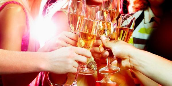 Медики назвали найбільш нешкідливі алкогольні напої. Фахівці розповіли, як без шкоди для здоров'я поєднати свято і алкоголь.