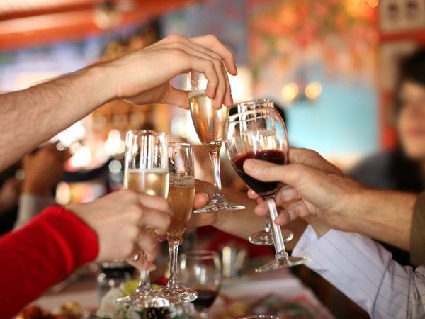 Медики назвали найбільш нешкідливі алкогольні напої. Фахівці розповіли, як без шкоди для здоров'я поєднати свято і алкоголь.