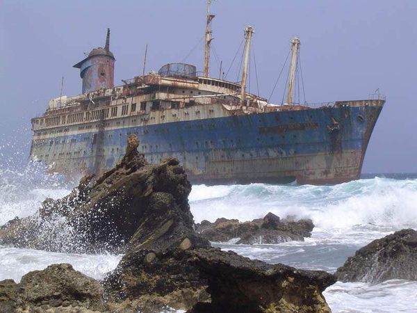 Так виглядають кораблі, які зазнали катастрофи. Зараз такі кораблі занедбані, а от раніше води підкорювали води