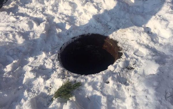 У РФ жінка впала в люк і знайшла там зниклу дитину. Падіння допомогло виявити хлопчика, який замерзав на дні триметрового колодязя.