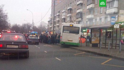 Автобус наїхав на зупинку в Москві, є загиблі. Рейсовий автобус наїхав на зупинку громадського транспорту на Сходненской вулиці в Москві
