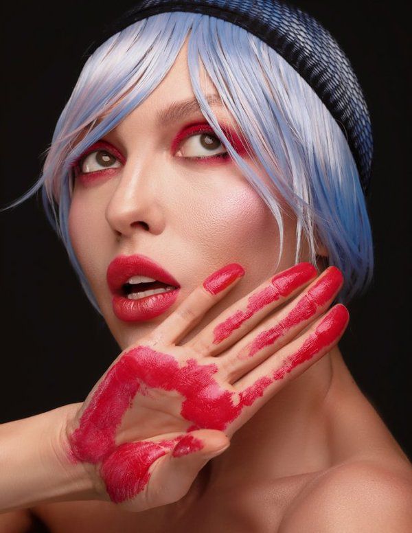 Оля Полякова знялася в яскравих образах з кольоровими перуками. Українська співачка Оля Полякова проэкспериментировала з кольором волосся в новій зйомці яскравою.