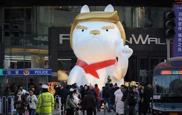 У Китаї біля торгового центру з'явилася "собака-Трамп". Організатори запевняють, що тварина схожа на американського президента випадково.