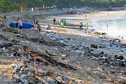 На острові Балі ввели режим НС через сміття, який виносить з моря на узбережжі.  Індонезія займає друге місце в світі після Китаю в рейтингу країн з найбільшою кількістю сміття в прибережній зоні.