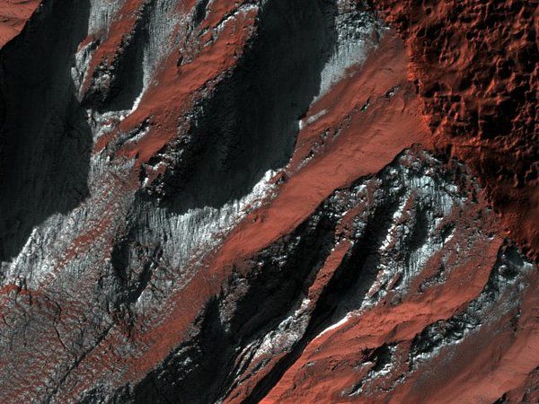 Фото дня від NASA: на Марсі 100°C морозу, місцями можливий сніг. Осінні та зимові температури частково перетворюють поверхню Червоної планети : вуглекислий газ з атмосфери перетворюється на кристали сухого льоду , які осідають на землю. 