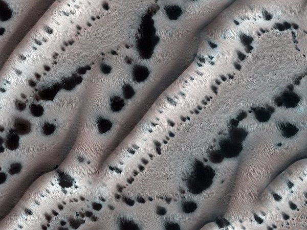Фото дня від NASA: на Марсі 100°C морозу, місцями можливий сніг. Осінні та зимові температури частково перетворюють поверхню Червоної планети : вуглекислий газ з атмосфери перетворюється на кристали сухого льоду , які осідають на землю. 