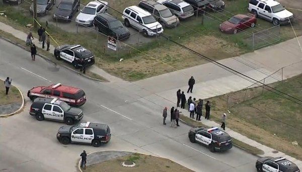 Розстріляв колег і застрелився сам. У США в найбільшому місті Техасу Х'юстоні чоловік розстріляв двох колег з автомагазину, а потім застрелився сам.