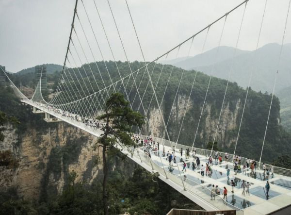 У Китаї побудували найдовший в світі скляний міст. Споруда, що висить над 200-метровою прірвою, має довжину 500 метрів.