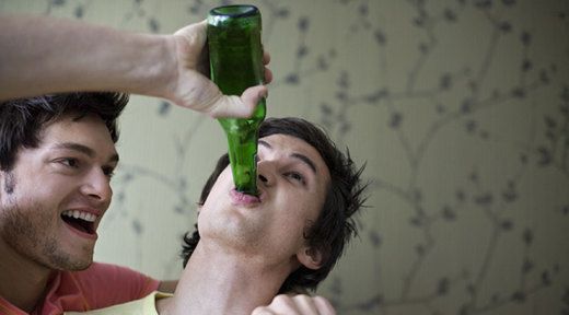 8 фраз, які не можна говорити п'яному чоловікові. А ось якщо він іноді випиває, дуже помірно і з нагоди, тобі обов'язково потрібно це прочитати.