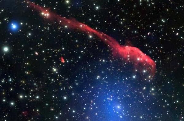 Астрономи отримали знімок галактичного кластера Зубна щітка. Групу галактик пронизують три потоки речовини, один з яких нагадує зубну щітку.