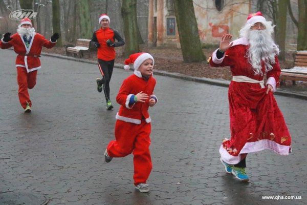 У Львові відбувся масовий забіг Санта-Клаусів. Напередодні Нового року в місті Лева відбувся святковий Lviv Santa Run 2017