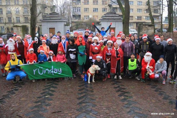 У Львові відбувся масовий забіг Санта-Клаусів. Напередодні Нового року в місті Лева відбувся святковий Lviv Santa Run 2017