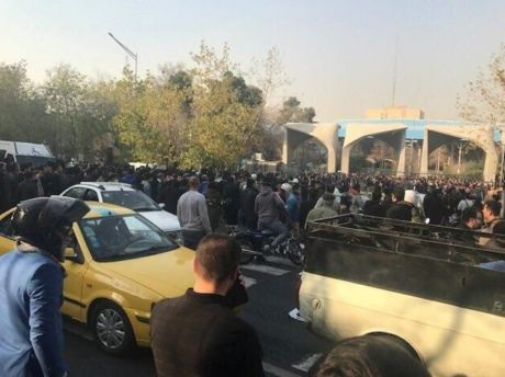 В Ірані спалахнули наймасштабніші за останні роки протести, є жертви. В Ірані під час антиурядових протестів, які тривають в країні три дні, загинули двоє людей.