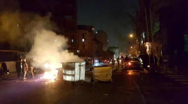 В Ірані спалахнули наймасштабніші за останні роки протести, є жертви. В Ірані під час антиурядових протестів, які тривають в країні три дні, загинули двоє людей.