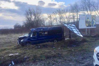 На Львівщині перекинувся мікроавтобус, постраждало 8 людей. У неділю, 31 грудня, на об'їзній дорозі поблизу села Воля-Висоцька Жовківського району перекинувся пасажирський мікроавтобус Mercedes Sprinter.