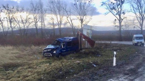 На Львівщині перекинувся мікроавтобус, постраждало 8 людей. У неділю, 31 грудня, на об'їзній дорозі поблизу села Воля-Висоцька Жовківського району перекинувся пасажирський мікроавтобус Mercedes Sprinter.