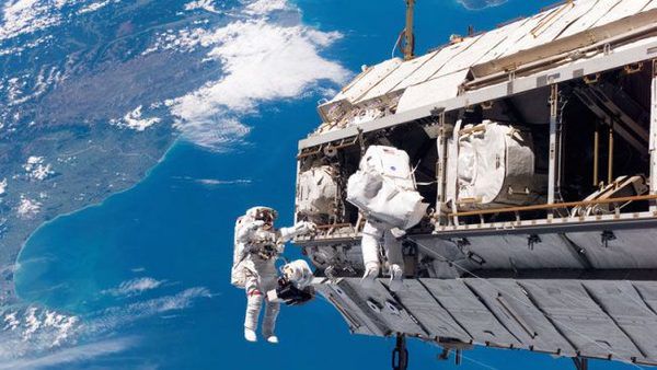 Новий рік на МКС зустрінуть 15 разів. Космонавти зустрінуть Новий 2018 рік над Тихим океаном між Австралією і Новою Зеландією.