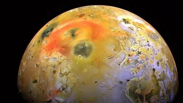 На супутнику Юпітера знайдені нові типи потужних вивержень (відео). NASA опублікувало відповідні фотографії та відеозаписи.