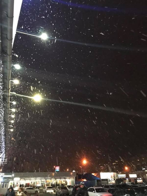 Перед новорічною ніччю в Києві пішов сніг. Соцмережі відреагували на подарунок природи киянам