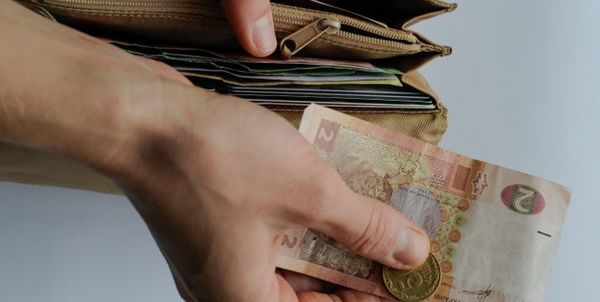 З Нового року в Україні збільшиться мінімальна зарплата. З 1 січня 2018 року "мінімалка" в Україні збільшиться на 523 гривні.
