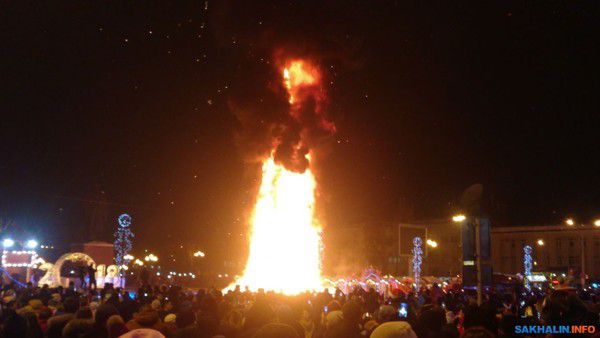 У Росії в новорічну ніч випадково спалили ялинку на головній площі міста (відео). Ялинка, гори! 