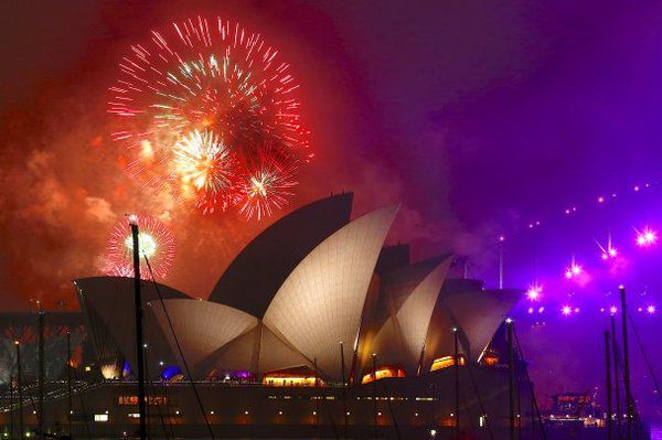 Новий рік 2018 крокує по планеті: відео. Яскравими, барвистими феєрверками буквально годину тому Новий рік зустріла Австралія.