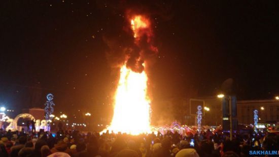 Раз, два, три – ялиночка гори: в Южно-Сахалінську згоріла головна міська ялинка - ФОТО, ВІДЕО. НП сталася під час новорічних гулянь вночі.