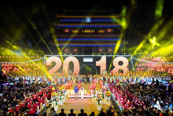 Китай зустрів Новий рік – у Гонконгу запустили святкові салюти (фото). Жителі Гонконгу зустріли Новий 2018 рік на знаменитій гавані Вікторія, де запустили святкові салюти.
