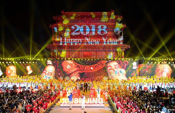 Китай зустрів Новий рік – у Гонконгу запустили святкові салюти (фото). Жителі Гонконгу зустріли Новий 2018 рік на знаменитій гавані Вікторія, де запустили святкові салюти.