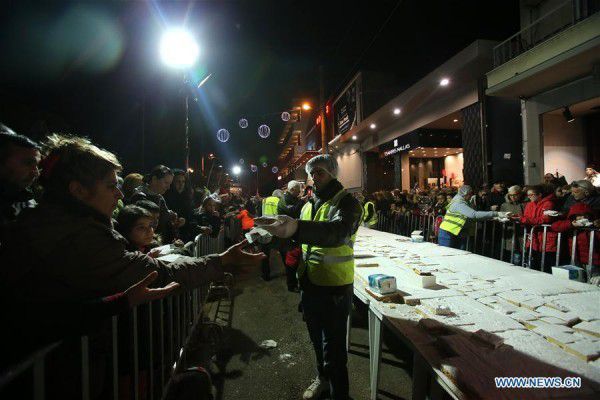 У Греції з нагоди Нового року спекли гігантський торт.  Ласощі роздавали городянам на вулиці абсолютно безкоштовно.